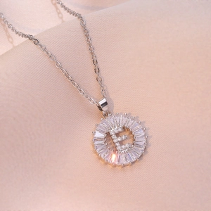 Elegante collana d'argento con ciondolo lettera E in cristalli su seta rosa