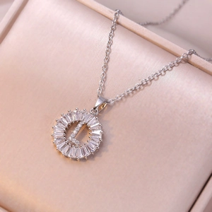 Collana a raggiera argentata con ciondolo lettera L e pietre baguette in scatola regalo