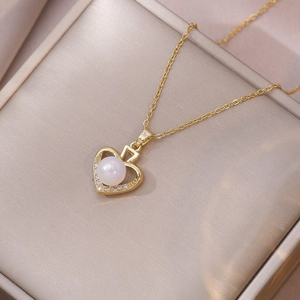 Collar de corazón dorado en acero de titanio con perla elegante y acentos de cristales