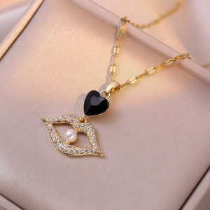 Collier doré avec cœur en pierre noire et pendentif lèvres orné d'une perle