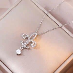 Élégant collier argenté fleur de lys en forme de cœur avec zircon et diamant solitaire