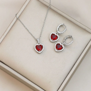 Elegante conjunto de joyas con collar con colgante de corazón rojo y pendientes a juego