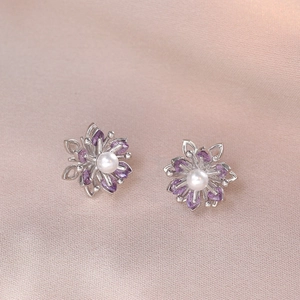 Elegante Blumen-Ohrstecker mit lila Zirkonia im Marquise-Schliff und zentraler Perle