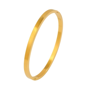 Elegante minimalistische gepolijste gouden roestvrijstalen armband met een handige scharniersluiting