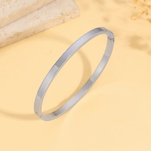 Minimalistische gepolijste roestvrijstalen armband met een mechanische sluiting
