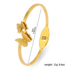 Detail showing dimensions of the gold butterfly bangle with 6cm inner diameter and 12g weight