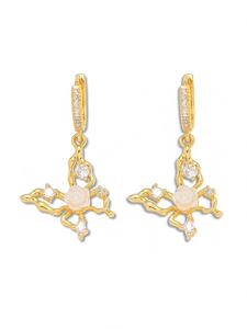Boucles d'oreilles papillon dorées avec rose blanche et cristaux de zircon