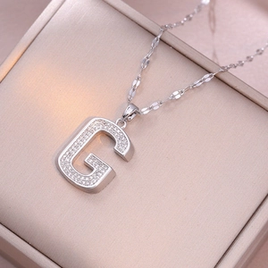 Elegante collana in argento con ciondolo a lettera G impreziosito da zirconi