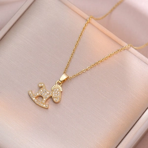 Collana Con Pendente A Cavallo A Dondolo Acciaio Al Titanio Con Zirconi Gioielli Moda Retrò Per Donne