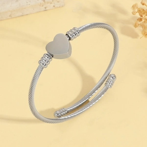 Bracelet jonc ouvert en fil d'acier torsadé avec breloque cœur et finitions à billes