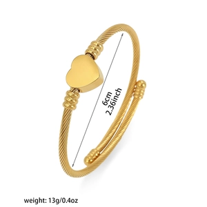 Détail montrant le diamètre de 6cm et le poids de 13g du bracelet jonc cœur doré