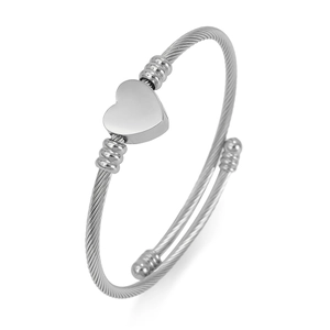 Vue détaillée d'un bracelet torsadé argenté avec un cœur poli et des embouts sphériques