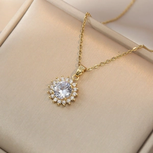 Collier tournesol doré orné d'une grande pierre ronde centrale et de petits cristaux