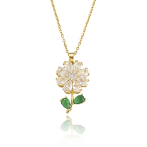 Gedetailleerde close-up van een bloemvormige ketting met witte en groene zirkoon op goud