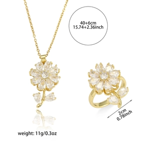 Detail van zonnebloem sieradenset met zirkoniasteentjes en een gouden afwerking
