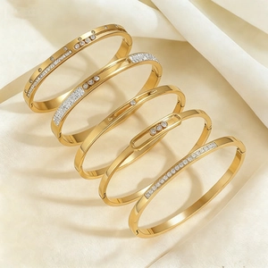 Juego de cinco elegantes brazaletes dorados de acero inoxidable con cristales brillantes