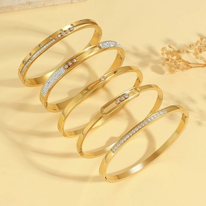 Elegante conjunto de brazaletes de acero dorado con brillantes circonitas