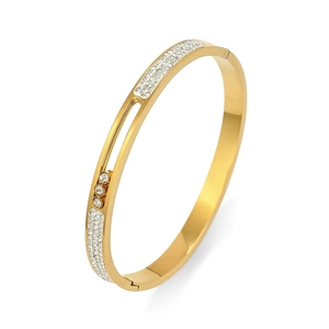 Vista de detalle del brazalete de acero de titanio dorado con tres diamantes deslizantes