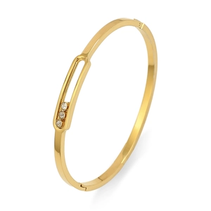 Brazalete de acero de titanio dorado con tres diamantes móviles y diseño calado oval
