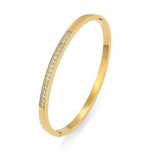 Detalle macro del brazalete de acero inoxidable dorado con piedras de circonita incrustadas
