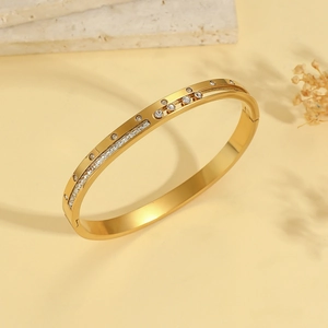 Brazalete minimalista de acero inoxidable chapado en oro con detalles de circonitas