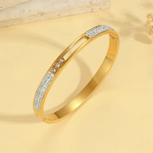 Elegante brazalete de acero de titanio dorado con pavé brillante y detalles de circón