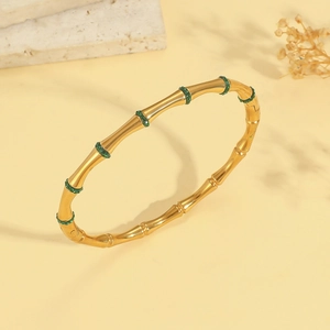 Bamboe design gouden roestvrijstalen armband met groene kristallen voor dames