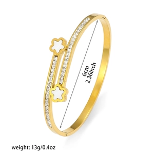 Eleganter goldener Titanstahl Armreif mit Blumen und Kristallen, 6cm Innendurchmesser