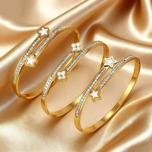 Goldenes Armreif-Set aus Titanstahl mit Stern- und Kleeblatt-Design auf Seide