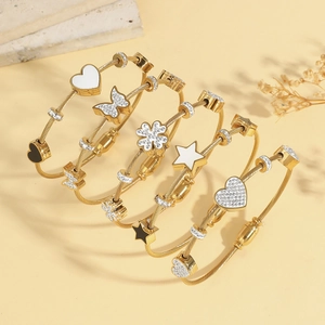 Set di bracciali a fune in acciaio al titanio dorato con ciondoli a cuore e stella