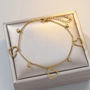 Elegante gouden titanium stalen ketting met holle hartjes en glanzende kristallen