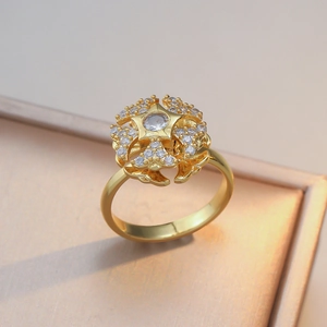 Eleganter goldener Ring mit Blumen-Cluster, rundem Zirkonia und funkelnden Blüten