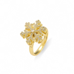 Makroaufnahme des Goldrings mit Schneeflocken-Design und Pavé-Zirkon-Besatz
