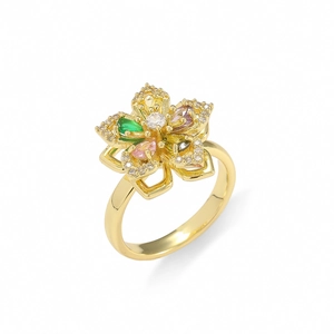 Detalle de un anillo de flor dorada con pétalos de circón de colores y pequeños diamantes