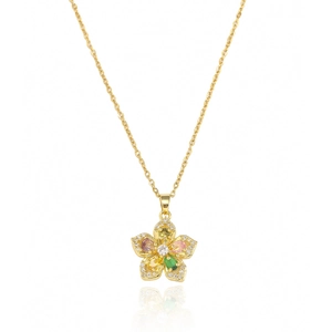 Detalle de collar dorado con colgante de flor y circonitas de diversos colores
