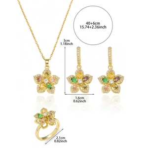 Detalle de conjunto de joyas florales con pétalos de circonita de colores y baño de oro