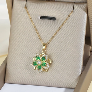 Magnifique collier à fleurs dorées avec gemmes vertes dans un coffret à bijoux luxe