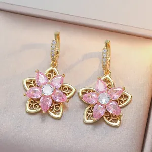 Drehbare Halskette mit rosa Zirkonia-Blume, goldenen Blättern und funkelndem Diamantkern