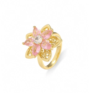 Details des Blumenrings mit rosa birnenförmigen Steinen und hohlem Goldband