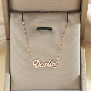 Detailaufnahme der roségoldenen Darling-Halskette mit Kristall in einer Box