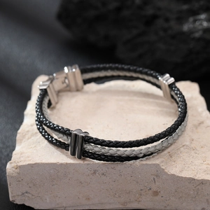 Bracciale multistrato in pelle intrecciata da uomo con fibbia magnetica in metallo argento