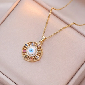 Collier œil protecteur doré avec zircons colorés sur boîte de présentation en satin