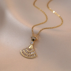 Elegante collar dorado con colgante de abanico y circonitas cúbicas rectangulares