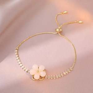 Bracciale girasole dorato regolabile con petali in resina rosa e zirconi lucenti