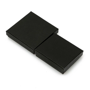 Detalle de cajas de regalo negras texturizadas para joyas en formas rectangular y cuadrada