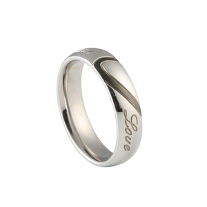 Bague minimaliste en acier titane argenté avec gravure Love et motif cœur pour couple