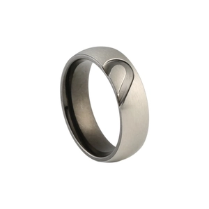 Titanium stalen ring voor koppels met half hart-inlay en zwarte binnenkant afwerking
