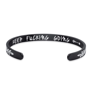 Vista dettagliata dell'incisione interna su un bracciale in acciaio inossidabile nero opaco