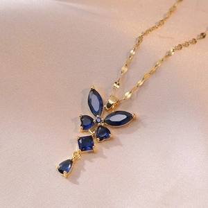 Collier papillon doré élégant avec des zircons bleu foncé de coupes marquise et poire