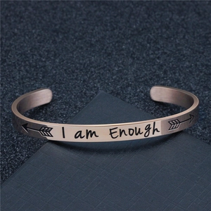 Bracciale rigido in acciaio inossidabile oro rosa con incisione I am Enough e frecce